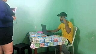 mlada 18+ študentka ljubi igrati z ritjo in spermo