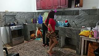 Διαστροφικός γείτονας γδύνεται και κουνάει τεράστιο κώλο σε στολή