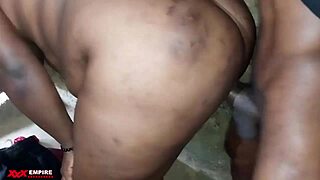 Intenzivní deepthroat zábava s manželčinou velkou prdelí