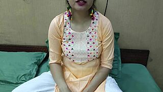 Of, sunt nebun după futerea cu mama vitregă indiană cu audio hindi vibe 18+