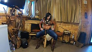 Lepa MILF gospodinja draži s tesno lačno pičko