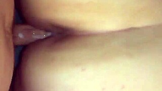 बीवी भिगी हुई चूत के साथ जागी, डॉगीस्टाइल के लिए तैयार