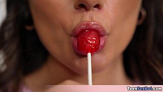 Mi hermanastra Charlotte anhela mamadas babosas y mojadas cada vez