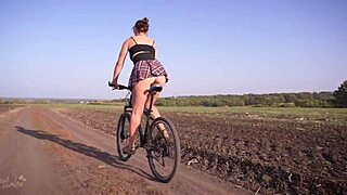 Wow! Šolarka pokaže bele hlačke med jahanjem kolesa pod krilo