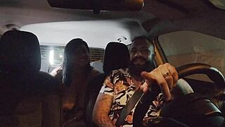 o cowboy ovládá Nicoly Mattos intenzivní dvojitou penetrací v autě