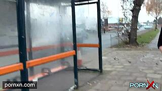 Denne kneblete jenta ber om vill fitteknulling mens hun er bundet stramt