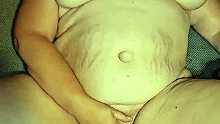 milf eats pussy to taste her sweet juice