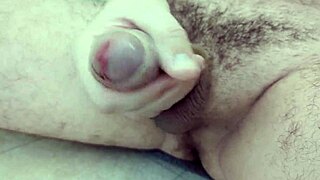 În baie, amatoare solo se masturbează repede de aproape