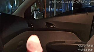 punheta arriscada para gostosa na rua em público