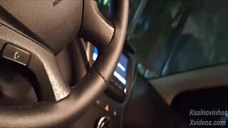 punheta arriscada para gostosa na rua em público