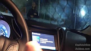 punheta arriscada para gostosa na rua em público