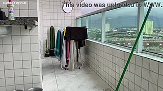 Essa empregada tem a bunda mais linda que eu j� vi ela fica provocando com esse shortinho enfiado