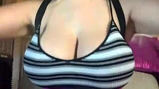 Blondie shakes ass live