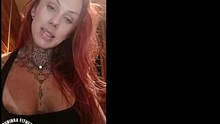 Rödhårig sexig retar fans online med rosa tuttar