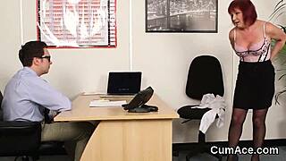 Sexy Babe schluckt Spermaladung nach intensivem Blowbang