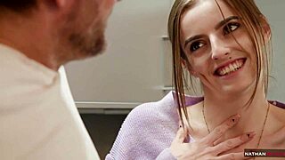 Hej, zobacz jak ta chuda nastolatka 18+ ma dupę rozwartą w 4K