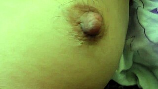 Ωριμη γυναίκα με τριχωτό σώμα σε οικείο σεξ