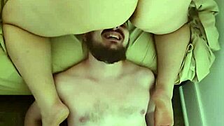 Amadoras lambem bagunças de creampie nas bucetas e bundas em sessões punidas