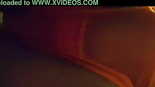 Szexi rabszolga piros fehérneműben és harisnyában pisil egy válogatás videóban.