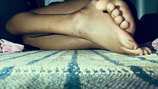 Pieni latinalainen amatööri näyttää varpaita ja seksikasta takapuolta kotivideolla. Lisää odottaa!