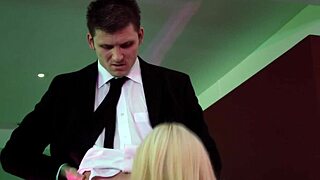 Babe sets honey trap with dangerous pussy