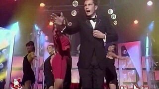 Giorgia Palmas Performs a Sexy Dance on CDLive