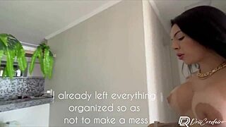 morena gostosa seduziu o pintor e fodeu na sala do apartamento