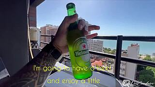 morena gostosa seduziu o pintor e fodeu na sala do apartamento