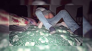 Am pus-o în genunchi și am penetrat-o cu patru curve mexicane