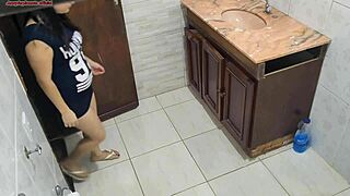 Curvy Wife Bangs Bareback with Plumber in Tight Homemade Action