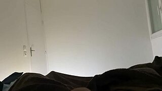 Chceš vidieť sólovú masturbáciu s obrovským vtákom?