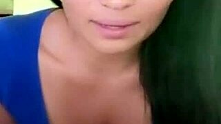 colombiana calienta publico in outdoor setting