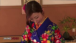 ねえ、綾美しのだの着物姿が見たい？この誘惑的な熟女が情熱的にフェラと指マンするよ