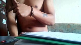 Maluma problem çözerken yarrak sıvazlıyor