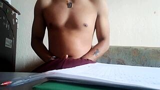 Maluma rezolvă o problemă în timp ce face laba