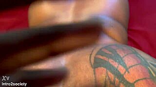 ビッグブーティーの田舎熟女、タトゥー付き 😍