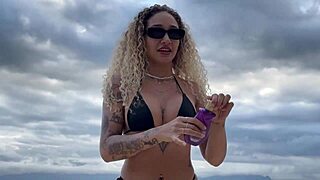 काली जोड़ी समुद्र तट पर अजनबी को घर पर सेक्स रोमांच के लिए उठाती है