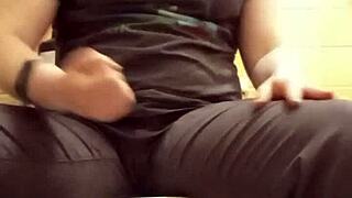 Συλλογή Τουαλέτας - Συνεισφέρετε στον στόχο ακολούθων στο Twitter κοιτάζοντας πορνό