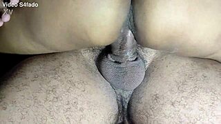 Garota safadinha dá blowjob backstage enquanto namorada sai