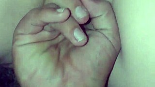 Moja žena šiklja dok igram sa pičkom izbliza