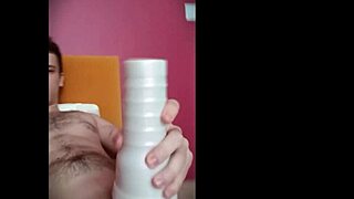 Pretty boy uses toy to cum solo