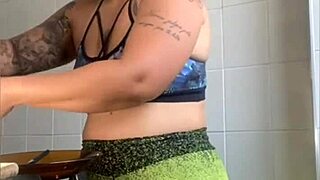 Casada înregistrează videouri de gătit pentru a arăta pizda umflată