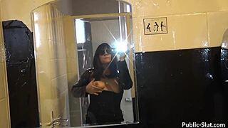 O kurde moja gorąca żona błyska cyckami i rucha się publicznie