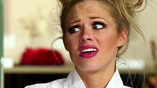 Nuru maserka drzno sesa in dela ročne v HD fetiš seansi