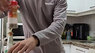 cocino una tortilla me desnudo me pajeo y me corro sobre la comida