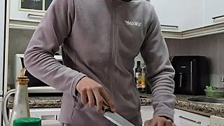 cocino una tortilla me desnudo me pajeo y me corro sobre la comida