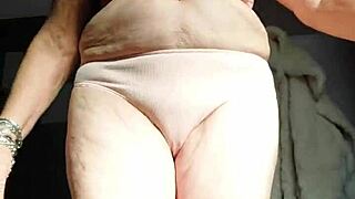 Deutsche Oma benutzt Gurke in haariger Muschi