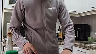 cocino una tortilla me desnudo me pajeo y me corro sobre la comida