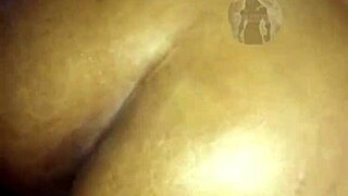 Podvádějící lesbická šlapka s krásným zadkem a mokrou kundičkou tvrdě šukána velkým černým ptákem a creampied