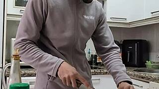 cocino una tortilla me desnudo me pajeo y me corro sobre la comida